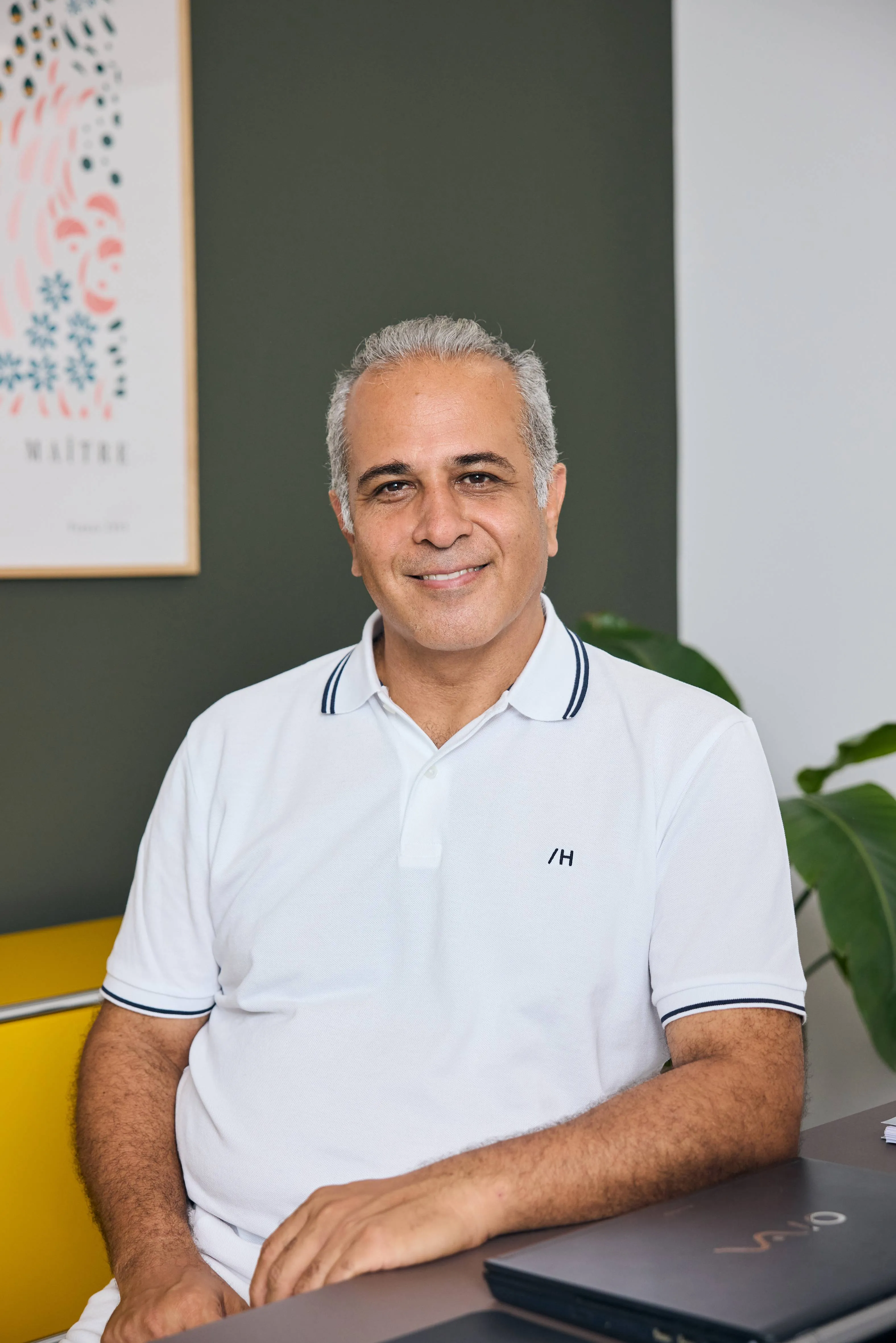 Dr. Rahmanian am Schreibtisch in seiner Privatpraxis