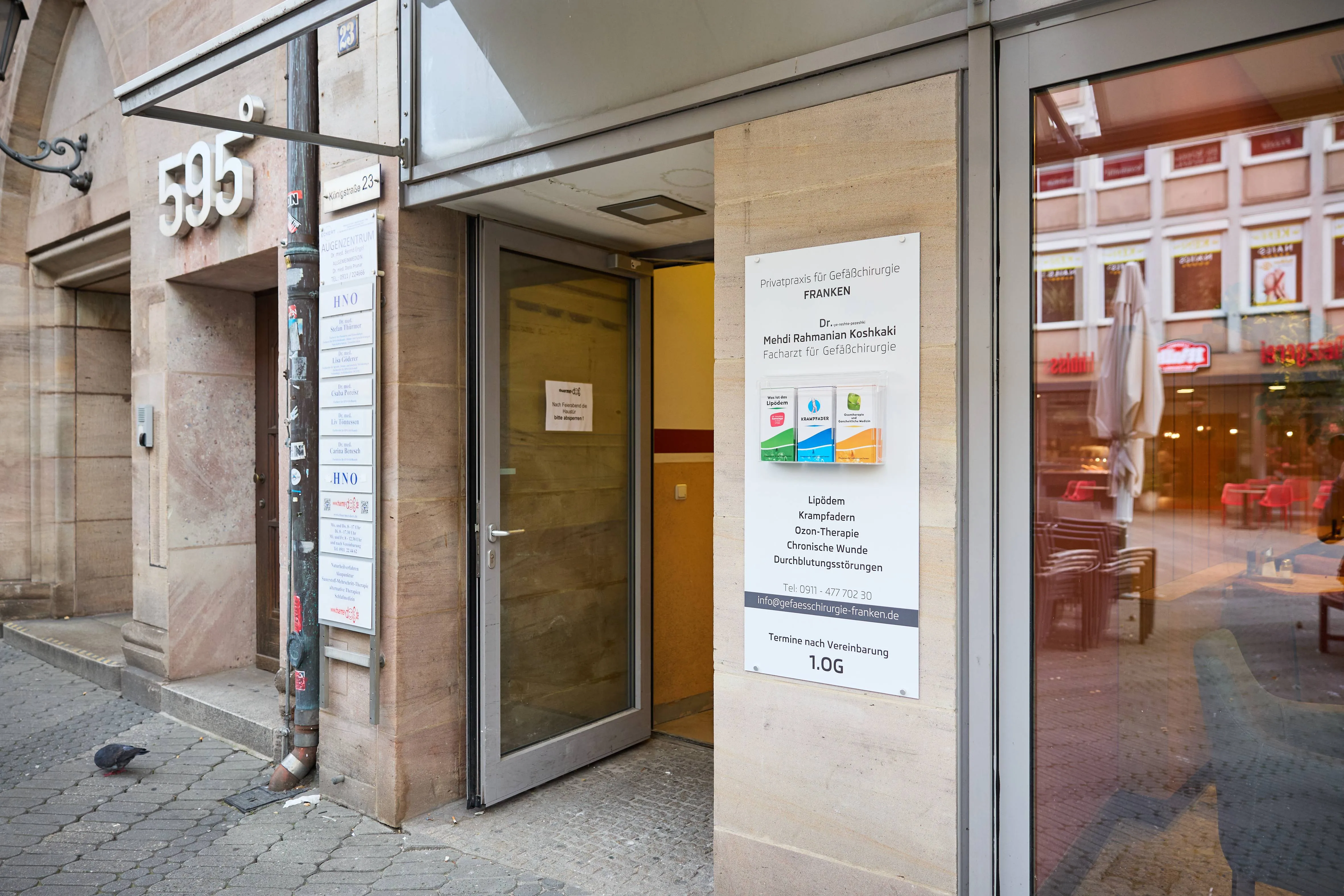 Eingang der Privatpraxis für Gefäßchirurgie in der Königstraße 23 in Nürnberg