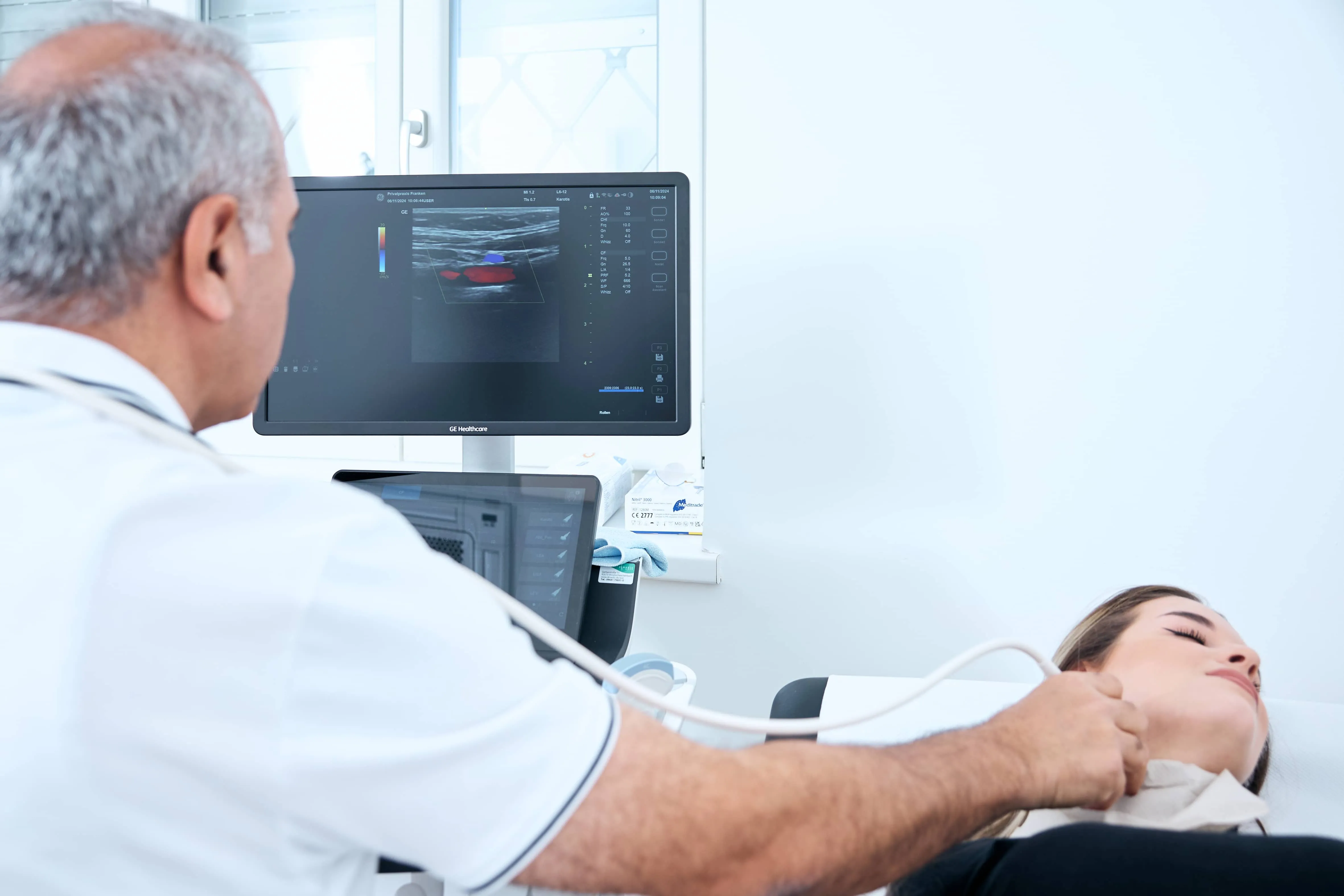 Dr. Rahmanian führt eine farbcodierte Duplex-Sonographie durch