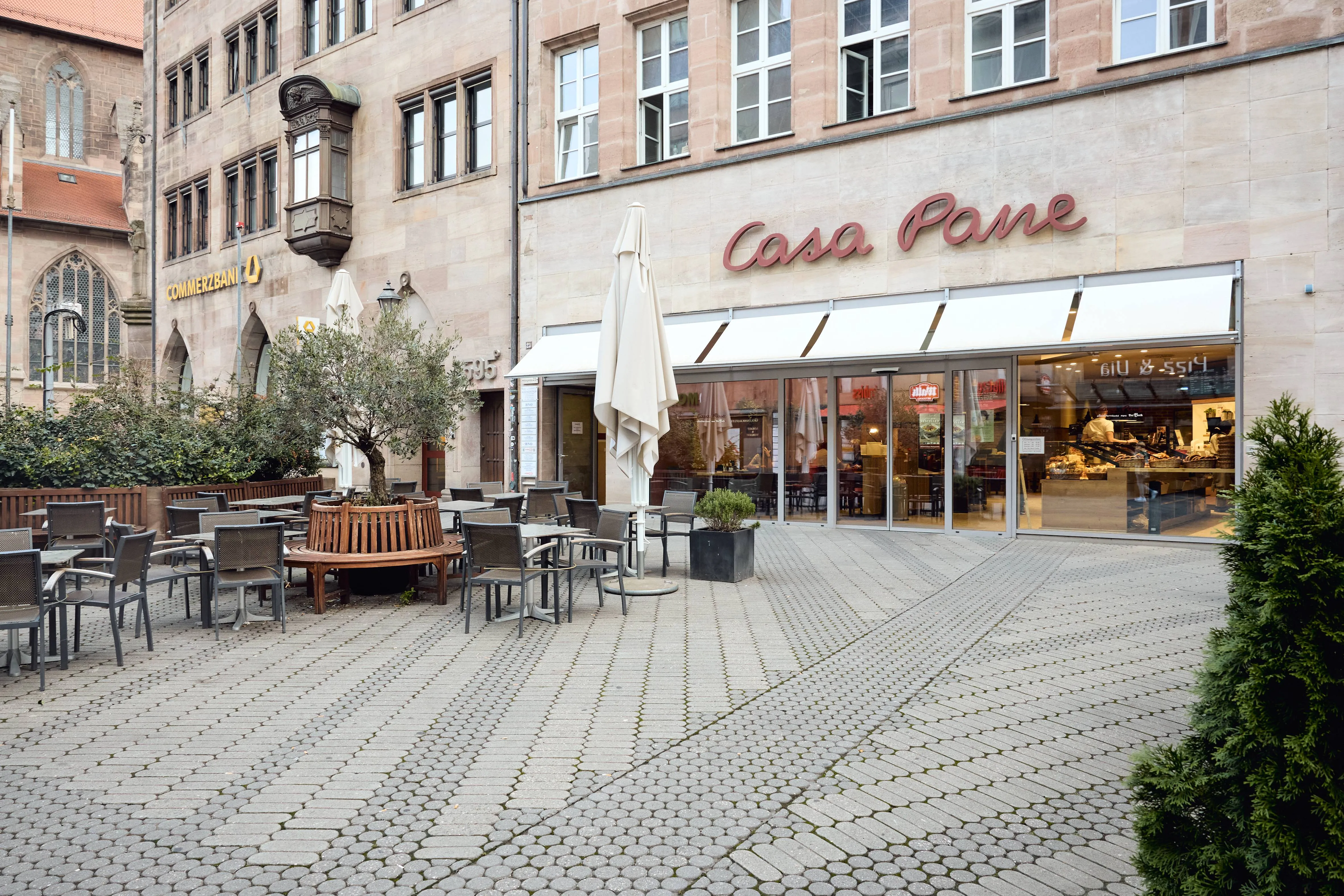 Königstraße in Nürnberg, Praxisumgebung mit Café in der Altstadt